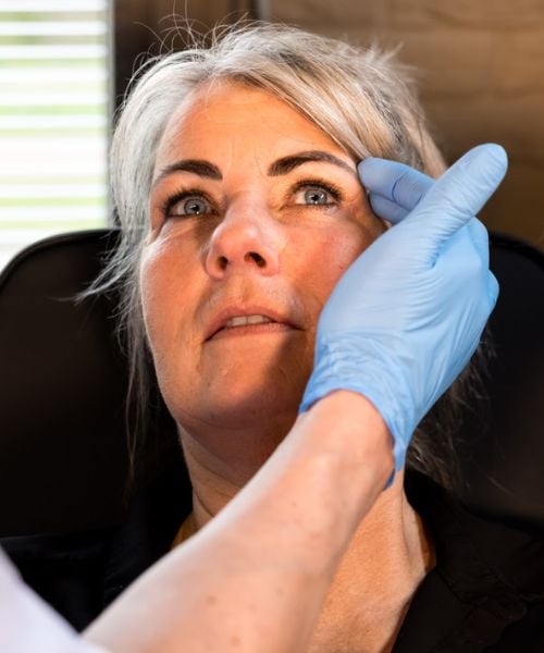 Wenkbrauw liften bij Dokterfinn